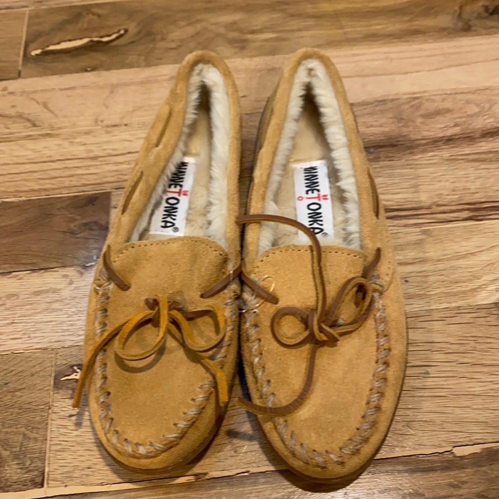 Size 8 Minnetonka Moccasin **brand new**